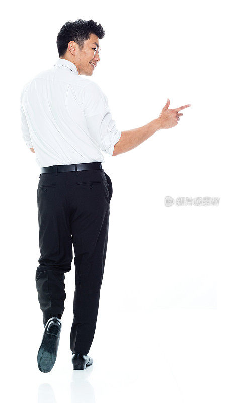 全长/一个男人只有20-29岁的成年英俊的中国人/东亚民族的年轻男子/男性经理/商人/商人走在白色背景穿衬衫/衬衫/领带
